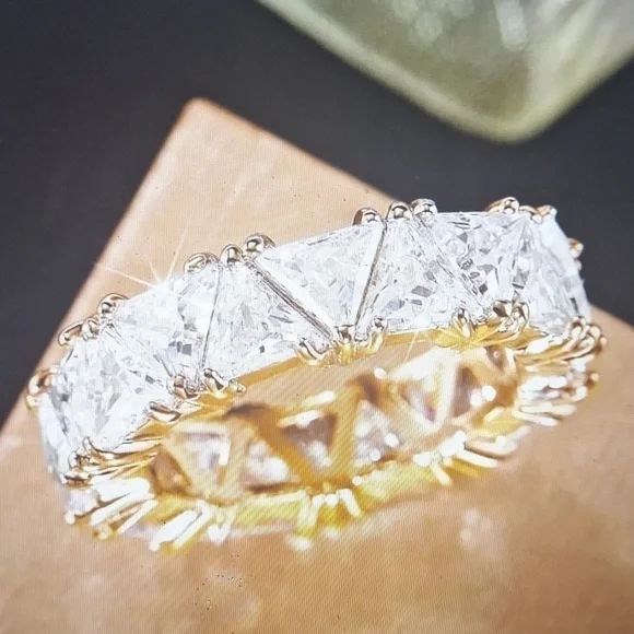 New Elegant Women's Cubic Zirconia Yellow Gold Ring - Picture 3 of 5